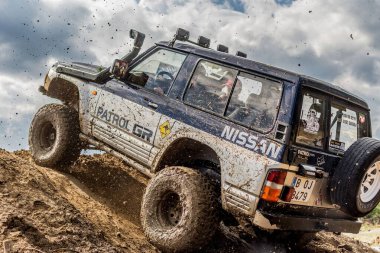 Off-road Nissan Devriyesi GR arabası çamurda dönüyor
