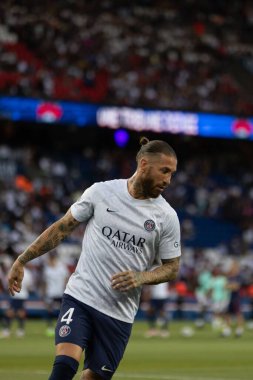 Sergio Ramos 'un Montpellier' le karşılaşmadan önce ısındığı dikey bir çekim.