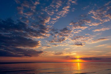 Litvanya, Baltık Denizi kıyısında renkli bir günbatımının panoramik görüntüsü