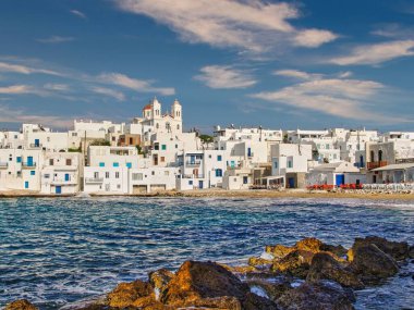 Yunanistan 'ın Paros adasında güneşin parladığı güzel Naousa köyünün manzarası