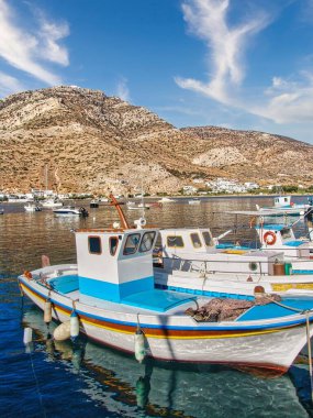 Yunanistan 'ın Sifnos adasındaki ünlü Kamares köyü ve teknelerin manzarası