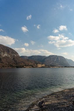 Slovenya 'daki Bohinj Gölü' nün dikey çekimi