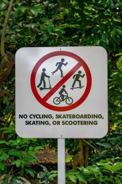 Botanik Bahçeleri, Singapur 'da bisiklet, kaykay, kaykay ya da kaykay tabelası yok. Dikey Çekim