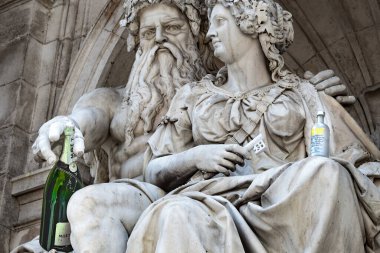Zeus ve Hera 'nın heykeli Albertina Meydanı, Viyana' da.