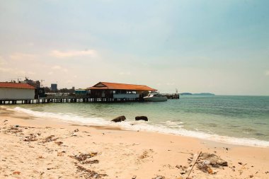 Kamboçya 'nın Koh Rong Adası' ndaki plajın manzarası, popüler bir turizm beldesi.