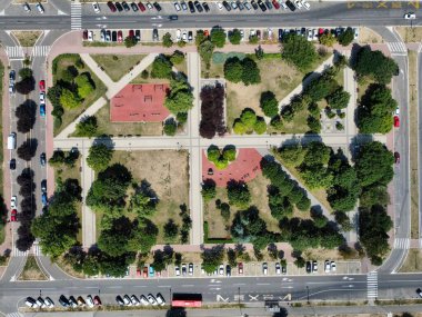 Sırbistan 'ın Novi Beograd kentinde güneşli bir günde güzel yeşil açık parkın hava insansız hava aracı incelemesi