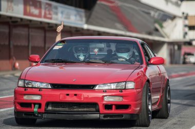 Kırmızı modifiye edilmiş akort pisti, Japon model Nissan Silvia S14