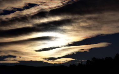 Siyah bulutların çizgisel deseni, parlak güneşi görmemi engelliyor, Glen Affric