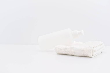 beyaz pamuk havlu ve plastik şeker kabı kopyalama alanı olan beyaz bir masa üzerinde