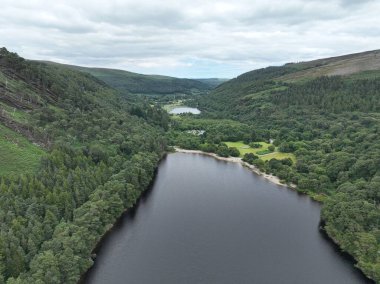 İrlanda 'da tepelerle çevrili bir göl manzarası