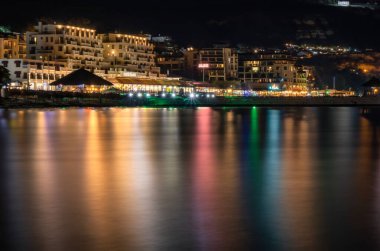 Kumsaldaki barların ve barların güzel bir gece manzarası Karadeniz 'e renkli ışıklar yansıyor.