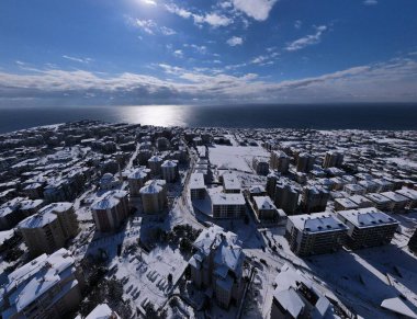 Mimaroba, İstanbul, Türkiye 'de bir kış günü yüksek açılı binaların görüntüsü