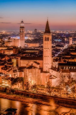 Günbatımında aydınlanan Verona 'nın havadan dikey görüntüsü, İtalya