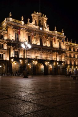 İspanya 'nın Salamanca kentindeki modern bir binanın alçak açılı görüntüsü