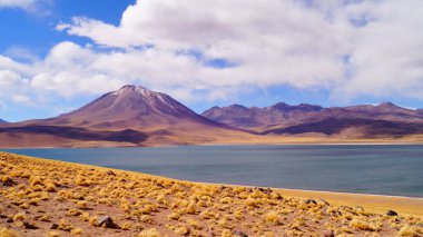 Atacama Çölü 'nden bir manzara ve San Pedro de Atacama, Şili yakınlarındaki dağlardan