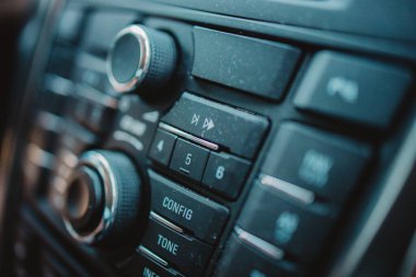 Detaylı düğme paneliyle arabanın iç tasarımının yakın plan çekimi.