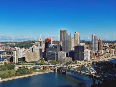 Pittsburgh Pensilvanya şehir manzarasının yüksek açılı bir görüntüsü.