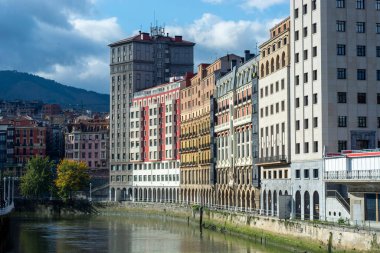 İspanya 'nın Bilbao kentindeki modern binaların düşük açılı görüntüsü