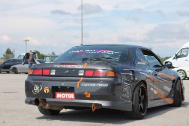 Modifiye edilmiş siyah bir arabanın bagajı.