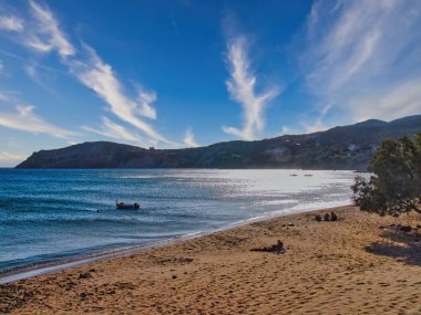 Yunanistan 'ın Milos Adası' ndaki güneşli Tsigrado Sahili büyüleyici bir manzara