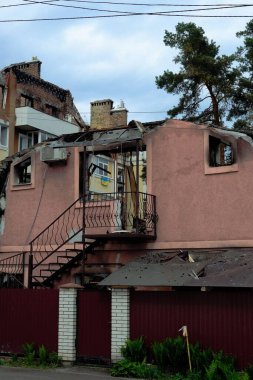 Irpin, Ukrayna 'da merdiveni olan hasarlı bir binanın korkunç dikey görüntüsü.