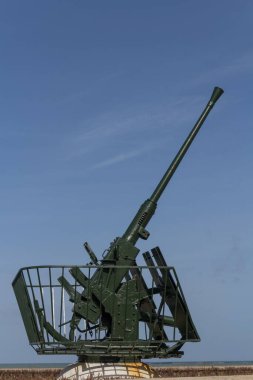 Normandiya 'da İkinci Dünya Savaşı' nın yaşandığı yere park edilmiş bir savaş silahının dikey çekimi.