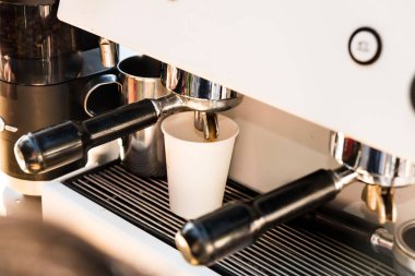 Kağıt bardağa boşalan bir makinenin yakın plan çekimi.