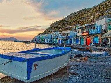 Yunanistan 'ın Milos adasında geleneksel evleri olan Klima adlı pitoresk bir köy.