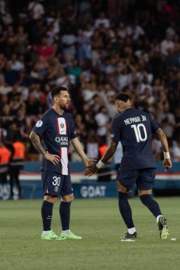 Neymar Jr ve Messi 'nin bir PSG maçı sırasında attıkları golden sonra beşlik çakışlarının dikey çekimi.