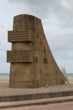 Fransa 'nın Normandiya sahilindeki şehit askerlerin anısına yapılan dikey bir resim.