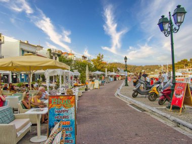 Yunanistan 'ın Skiathos adasındaki bir kafede dinlenen çok sayıda kişi