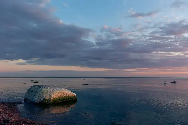 海の色鮮やかな海岸に 石が入っています — ストック写真