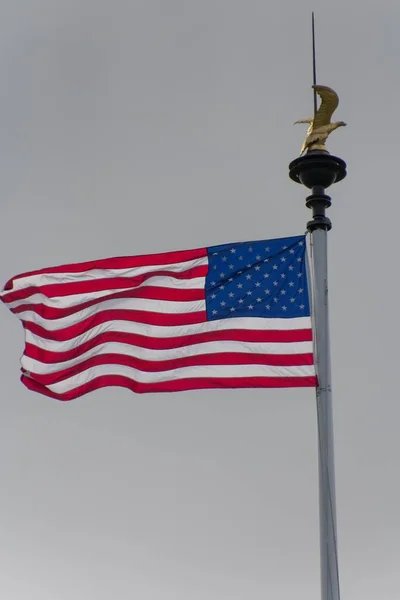 Eine Amerikanische Flagge Weht Auf Dem Amerikanischen Friedhof Colleville Sur — Stockfoto