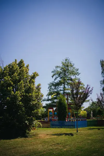 Egy Függőleges Felvétel Egy Játszótérről Parkban — Stock Fotó