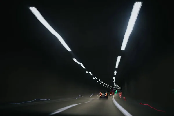 Colpo Sfocato Auto Che Guida Veloce Tunnel Nero Con Luci — Foto Stock