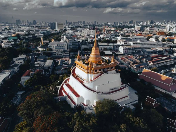 Gammelt Tempel Beliggende Toppen Bakke Midt Den Travle Bangkok - Stock-foto