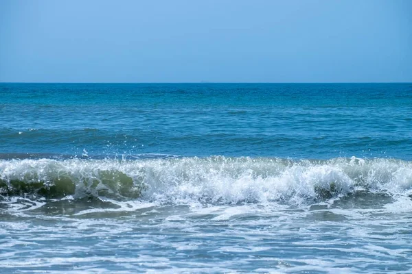 海浪冲刷在沙滩上 海浪冲向海岸 夏天的一天自然会飞溅 海浪在海滩上冲撞 暑假的概念 — 图库照片