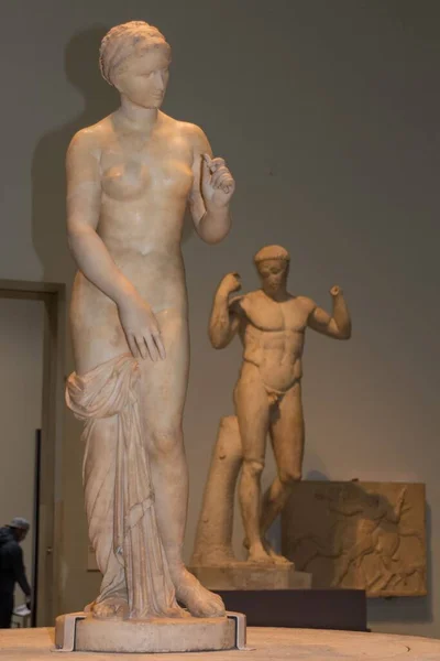 ロンドンの大英博物館の彫像の垂直ショット — ストック写真