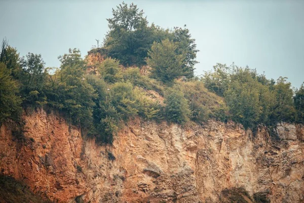 青空の上に緑豊かな切り立った岩肌背景 — ストック写真