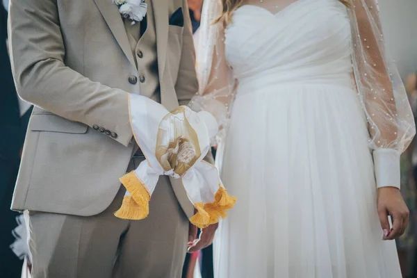 Noivo Noiva Mãos Dadas Uma Igreja Durante Sua Cerimônia Casamento — Fotografia de Stock