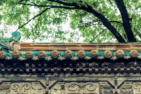 老朽化した寺院の木の木陰の軒先 — ストック写真