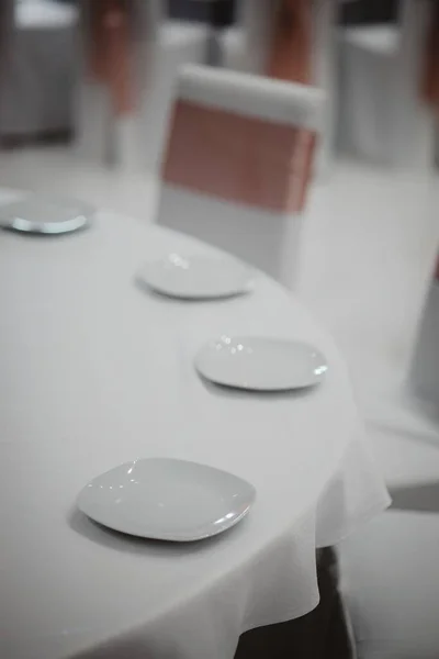 Tiro Vertical Uma Mesa Jantar Branco Organizado Com Placas Brancas — Fotografia de Stock
