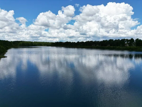 Μια Λίμνη Μια Συννεφιασμένη Μέρα — Φωτογραφία Αρχείου