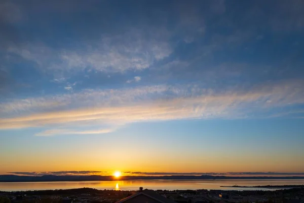 Ein Malerischer Himmel Bei Sonnenuntergang Der Sich Einem See Mit — Stockfoto