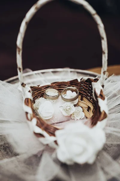 結婚指輪付きの美しい装飾されたバスケット — ストック写真