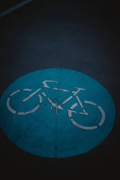 Plan Vertical Une Piste Cyclable Avec Cercle Bleu Panneau Vélo — Photo