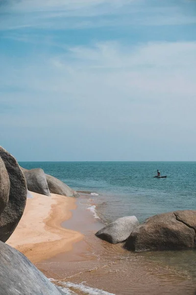 Красивый Вертикальный Снимок Пляжа Волнами Омывающими Песок Большие Камни — стоковое фото