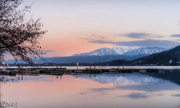 Όμορφη Ονειρική Λίμνη Woerthersee Κάτω Από Ένα Ηλιοβασίλεμα Ουρανό Κοντά — Φωτογραφία Αρχείου