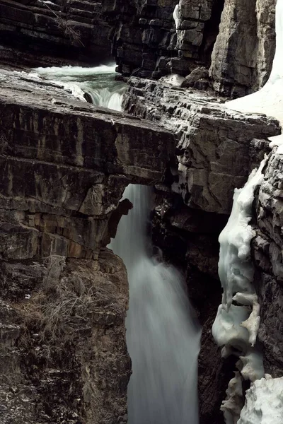 Hermosa Toma Vertical Una Cascada Desde Medio Del Acantilado Banff — Foto de Stock
