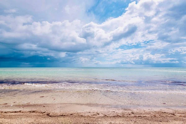 Een Prachtig Uitzicht Een Heldere Zee Met Kleine Golven Onder — Stockfoto